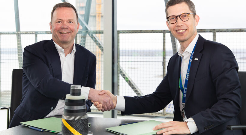 Eivind Kallevik (left), President and CEO of Hydro, and Claes Westerlind, President and CEO of NKT, signing the extended partnership and long-term agreement on wire rod for power cables.