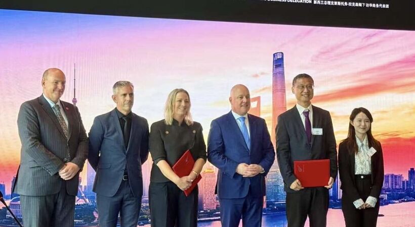 Pictured from left, Ambassador Dr Jonathan Austin; Dr Nick Depree, EnPot CTO; Karyna Young, EnPot CEO; NZ PM Hon. Christopher Luxon;	Zheng Qin, GM of Siemens Energy China, Transformation of Industry; Yue Qin, Siemens