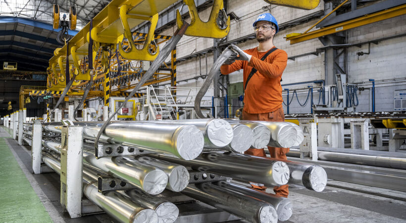The quarterly results highlighted increased shipments of 365,000 metric tons, up 11% compared to Q4 2024.