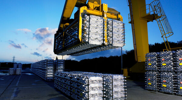 Alcoa draws more orders after Middle East supply disruption